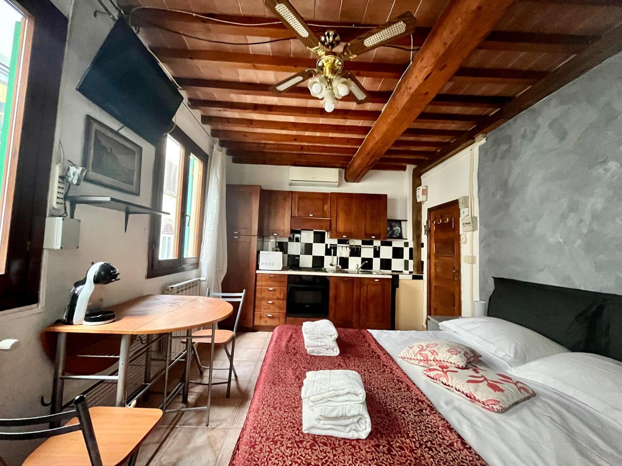 Mini Very Close To The Train Station Florencia